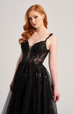 Langes Abendkleid FM51951 in Schwarz mit zarter Spitze und transparentem Oberteil – erhältlich bei FM Braut- und Abendmode in Sandkrug bei Oldenburg.