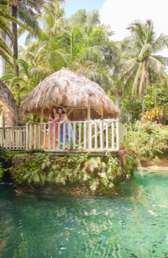 Auffälliges Abendkleid FM52289 in Pink-Orange mit Glitzertüll und Volantrock – erhältlich bei FM Braut- und Abendmode in Sandkrug bei Oldenburg.