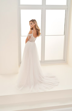 Zauberhaftes Brautkleid FM51731 mit feinem Spitzenoberteil, Offshoulder-Trägern und leichtem Tüllrock – erhältlich bei FM Braut- und Abendmode in Sandkrug bei Oldenburg.