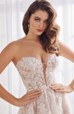 A-Linie Brautkleid FM52057 mit langer Spitzenschleppe und transparentem Oberteil aus floraler Spitze – FM Braut- und Abendmode Sandkrug bei Oldenburg.