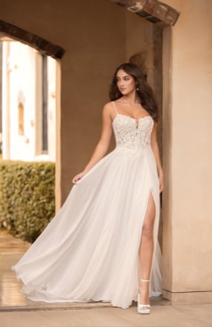 A-Linie Brautkleid mit tiefem Rücken, feinen Spaghettiträgern und zarter Spitzenapplikation am Saum – FM Braut- und Abendmode Sandkrug bei Oldenburg