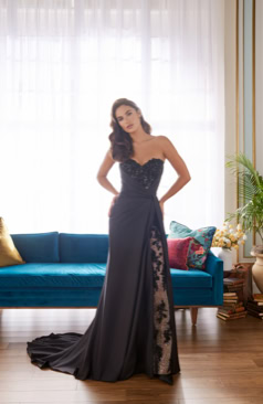 Elegantes Brautkleid FM52068 mit Herzausschnitt, drapiertem Stoff und detailreicher 3D-Blütenspitze. Erhältlich bei FM Braut- und Abendmode in Sandkrug bei Oldenburg.