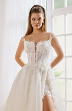 A-Linie Brautkleid mit floraler Spitze, tiefem Dekolleté und hochgeschlitztem Überrock – FM Braut- und Abendmode Sandkrug bei Oldenburg.