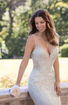 Das hier zusehende Brautkleid ist mit wundervollen auslaufenden Spitzenapplikationen und Pailletten verziert. Ein wirklicher Hingucker ist der Taillenbereich des Kleides. Der Bereich wurde mit Spitzentüll gearbeitet und betont gleichzeitig die Taille. Das Brautkleid hat einen eleganten herzförmigen Ausschnitt sowie Tüll-Träger und einen tiefen Rückenausschnitt. Ein weiterer Blickfang des Kleides ist die wundervolle Tüll-Schleppe die mit einem Spitzenabschluss verziert ist. Zu schließen ist das Brautkleid mit einer Schnürung im Rückenbereich. Optional ist dieses Kleid mit einem Reißverschluss und einer Knopfleiste erhältlich.