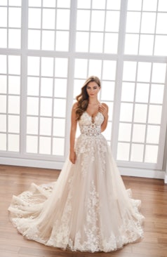 51546 Ein wunderschönes Prinzessinnenkleid mit exklusiven floralen Spitzenverzierungen