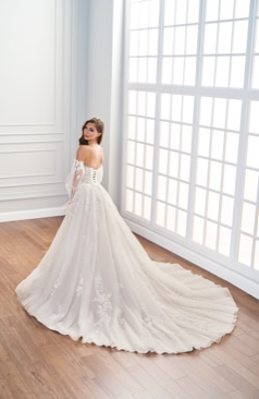 51548 Ein himmlisches trägerloses Brautkleid im brillanten Prinzessinnen-Stil