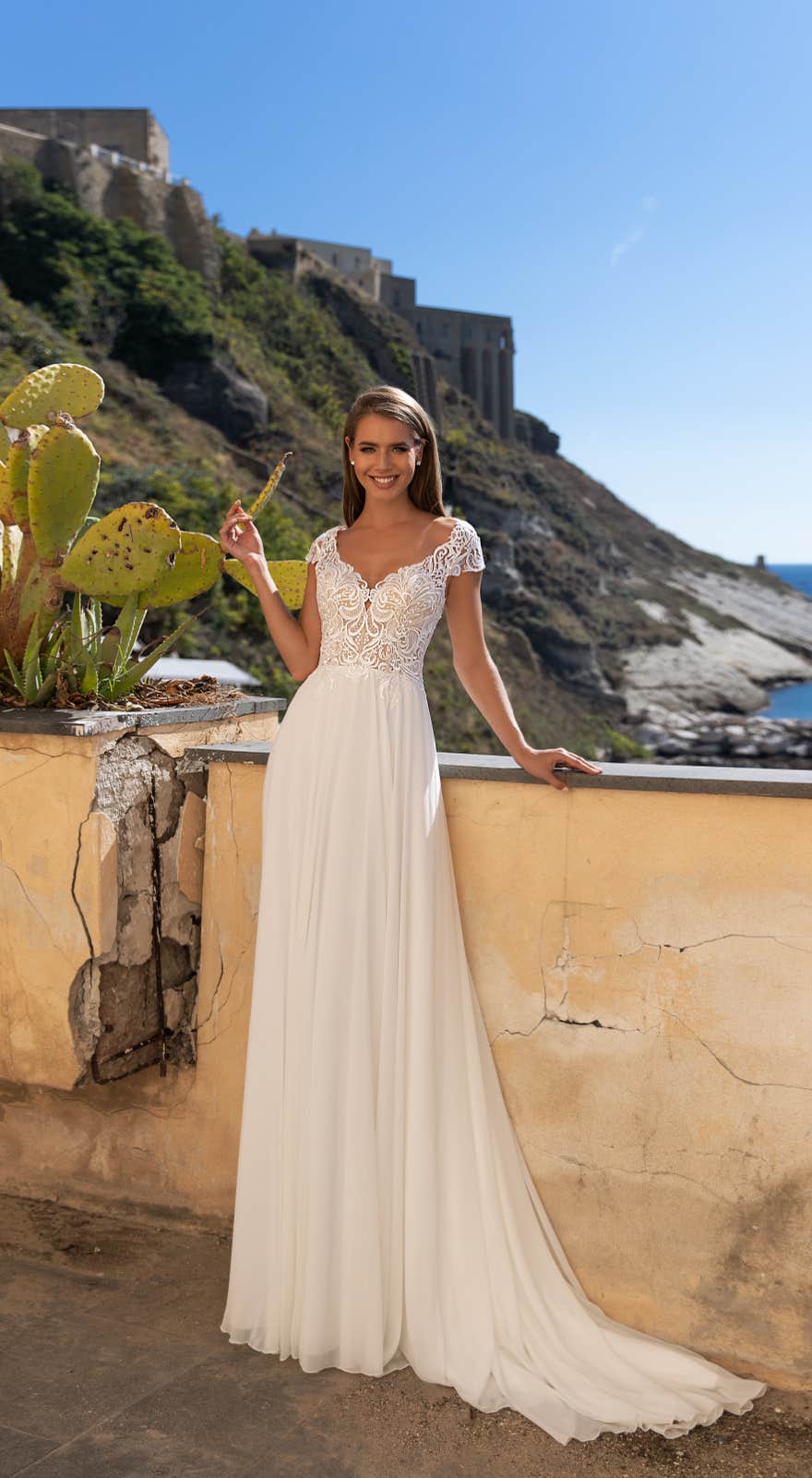 51824 Entdecken Sie den Charme des Boho-Vintage Brautkleides: Spitzen-Ärmelchen und Hofschleppe