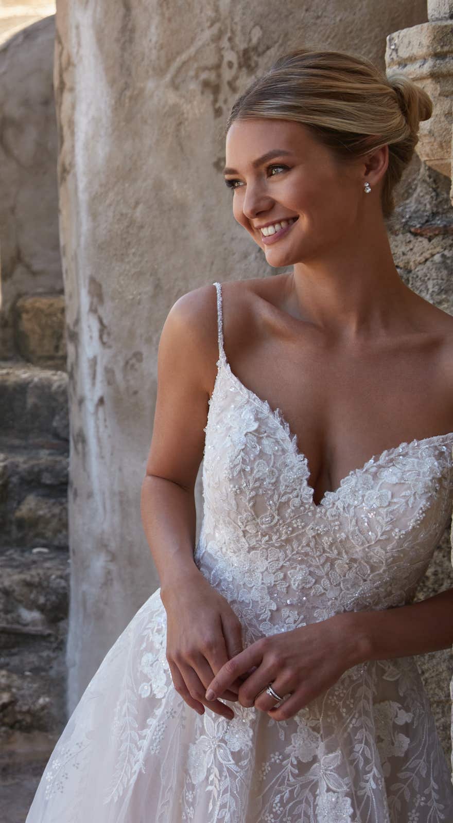 51933 Verzaubern Sie alle: A-Linien Brautkleid mit zarter Spitze & Trägern