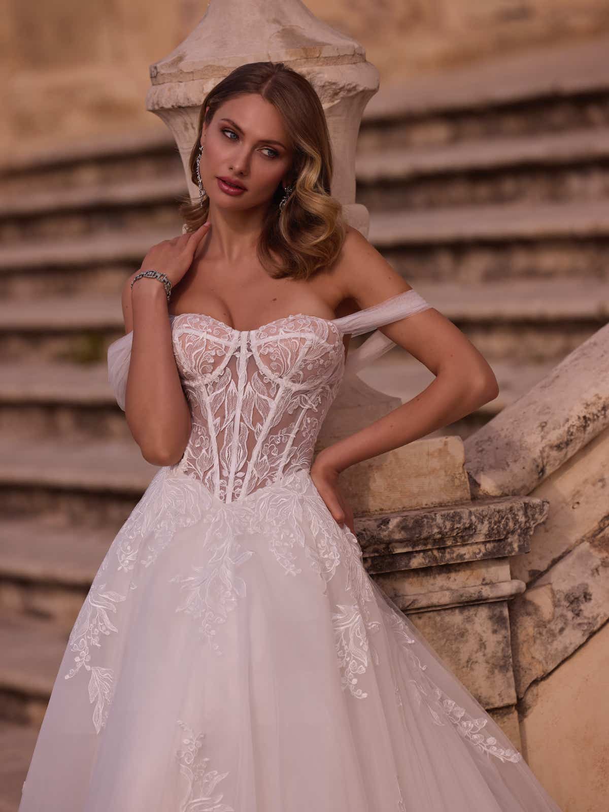 52037 Erlebe Eleganz pur: Unser schulterfreies Ballkleid aus Organza und Tüll