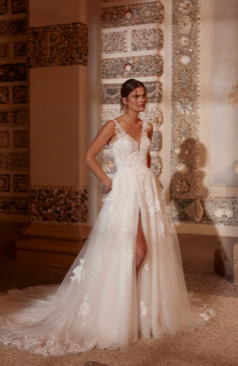 Dieses klassische Kleid mit einem verführerischen Twist eines Schlitzes ist die perfekte Wahl für die moderne Braut, die nach einem Hauch von Sinnlichkeit sucht.