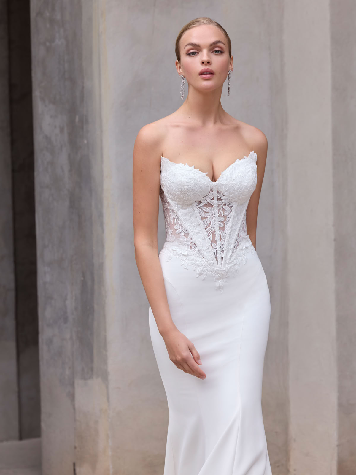 52245 Schulterfreies Brautkleid mit Spitze und figurbetontem Schnitt