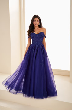 Langes Abendkleid FM52187 in Navy mit Glitzertüll und schulterfreiem Design – erhältlich bei FM Braut- und Abendmode in Sandkrug bei Oldenburg.