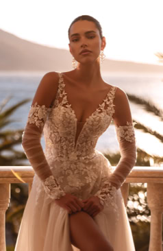 Romantisches A-Linien Brautkleid mit transparenter Blütenspitze, langen Ärmeln und Beinschlitz – modernes Spitzenbrautkleid – FM Braut- und Abendmode Sandkrug bei Oldenburg.