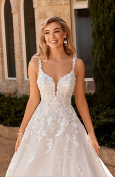 51553 Eine romantische A-Linie mit V-Ausschnitt und Sitzenverzierungen