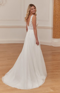 Romantisches Brautkleid FM51737 mit feinem Spitzenoberteil, breitem Taillenband und glitzerndem Tüllrock – erhältlich bei FM Braut- und Abendmode in Sandkrug bei Oldenburg.