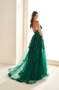 Langes Abendkleid FM52188 in Smaragdgrün mit Spitze und hohem Beinschlitz – erhältlich bei FM Braut- und Abendmode in Sandkrug bei Oldenburg.