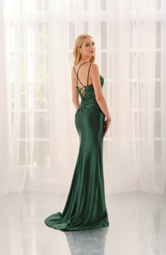 Langes Abendkleid FM52309 in Tannengrün aus Satin mit Spitzenoberteil und eleganter Rückenschnürung – erhältlich bei FM Braut- und Abendmode in Sandkrug bei Oldenburg.