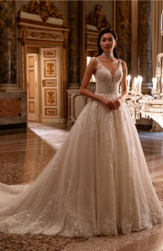 Prinzessinnen-Brautkleid mit tiefem V-Ausschnitt, feiner Glitzerstickerei und royaler Schleppe – FM Braut- und Abendmode Sandkrug bei Oldenburg.