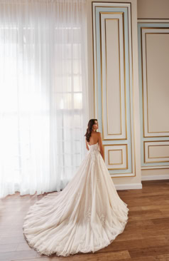 Prinzessinnen Brautkleid mit tiefem transparentem Corsagen-Oberteil, feiner 3D-Spitze und abnehmbaren langen Ärmeln im glitzernden Tüllrock – FM Braut- und Abendmode Sandkrug bei Oldenburg.