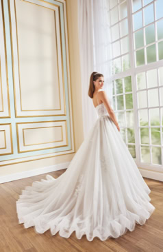 A-Linie Brautkleid mit floraler Spitze, tiefem Dekolleté und hochgeschlitztem Überrock – FM Braut- und Abendmode Sandkrug bei Oldenburg.