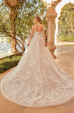 Ein trägerloses Prinzessinn Brautkleid. Das Kleid verfügt über einen Herzausschnitt und einer wunderschönen langen Schleppe. Romantisch und modern. Dieses Hochzeitskleid ist mit aufwendigen Perlen- und Spitzenstickereien versehen. Der üppige Rock der Robe besteht aus luxuriösem Organza und bestickten Spitzentüll. Das Kleid wird über einen Reißverschluss im Rückenbereich geschlossen.