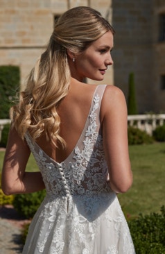 Traumhaftes A-Linien Brautkleid: Romantik trifft Raffinesse