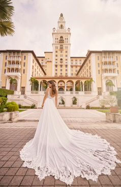 Entdecken Sie Ihr Traum-Prinzessinnen Brautkleid mit atemberaubender Kathedralenschleppe. Jetzt verlieben!