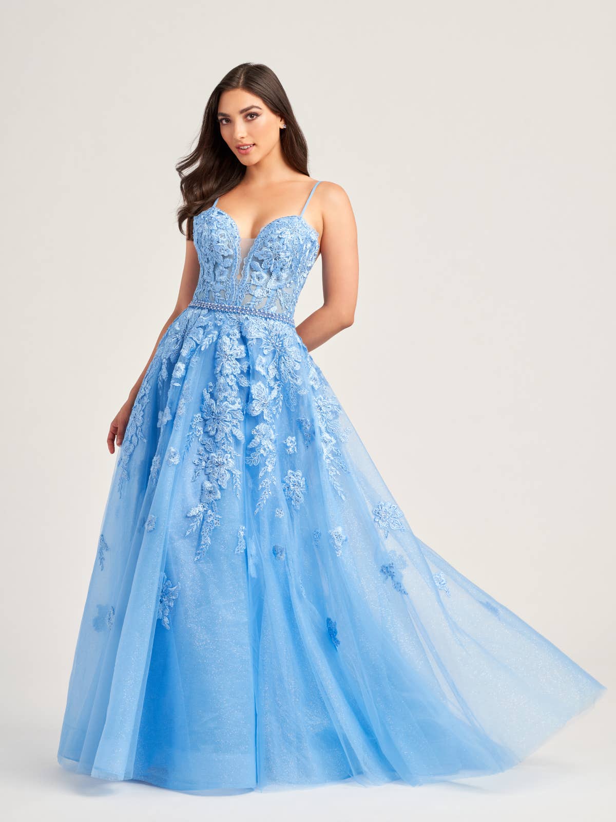 Ballkleid aus Tüll und viele Spitze