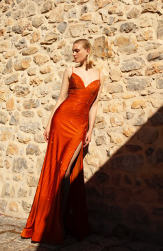 Langes Abendkleid FM51869 in Orange mit Glitzersteinchen und Schlitz – erhältlich bei FM Braut- und Abendmode in Sandkrug bei Oldenburg.