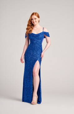 Elegantes Abendkleid FM51973 in funkelndem Königsblau mit zarten Pailletten, schulterfreiem Ausschnitt und hohem Beinschlitz – ein festliches Highlight für Abiball, Gala oder Hochzeit, erhältlich bei FM Braut- und Abendmode in Sandkrug bei Oldenburg.