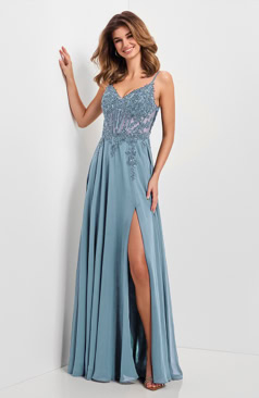 Langes Abendkleid FM52304 in Taubenblau mit Spitzenapplikationen und hohem Beinschlitz – erhältlich bei FM Braut- und Abendmode in Sandkrug bei Oldenburg.