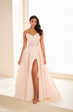 Romantisches Abendkleid FM52324 in Rot mit floraler Corsage, verspielten Off-Shoulder-Trägern und Beinschlitz – erhältlich bei FM Braut- und Abendmode in Sandkrug bei Oldenburg.