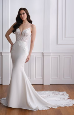 Fit-and-Flare-Brautkleid 52516 mit transparentem Spitzenoberteil, tiefem V-Ausschnitt, feiner 3D-Spitze und edler Schleppe – FM Braut- und Abendmode Sandkrug bei Oldenburg.