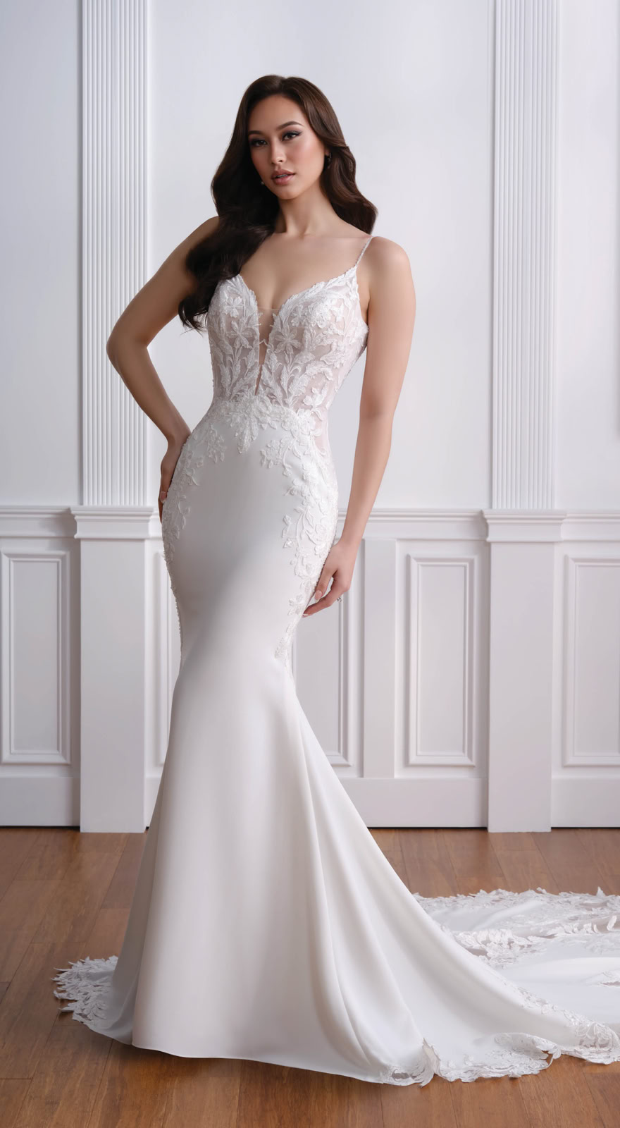 Fit-and-Flare-Brautkleid 52516 mit transparentem Spitzenoberteil, tiefem V-Ausschnitt, feiner 3D-Spitze und edler Schleppe – FM Braut- und Abendmode Sandkrug bei Oldenburg.