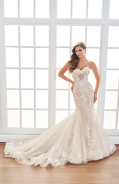 Rückenfreies Mermaid Brautkleid FM51682 mit transparenter Corsage, feiner Blütenspitze und eleganter Schleppe. Erhältlich bei FM Braut- und Abendmode in Sandkrug bei Oldenburg.