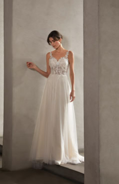 Boho-inspiriertes Brautkleid FM52047 mit zartem Spitzenoberteil, transparenten Flatterärmeln und fließendem Softtüllrock – ideal für Bräute, die Leichtigkeit und Romantik lieben. Erhältlich bei FM Braut- und Abendmode in Sandkrug bei Oldenburg.