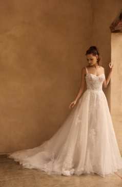 A-Linien-Brautkleid mit transparentem Spitzenrücken, feiner Blütenspitze und fließendem Tüllrock – FM Braut- und Abendmode Sandkrug bei Oldenburg.