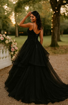 Ausdrucksstarkes A-Linien Brautkleid in Schwarz mit Spitze und eleganter Schleppe – modernes Designerbrautkleid – FM Braut- und Abendmode Sandkrug bei Oldenburg.