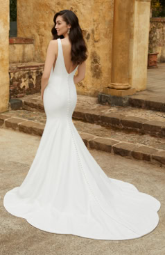 51456 Modern, elegant und wunderschön! Dieses hinreißende Fit and Flare Brautkleid