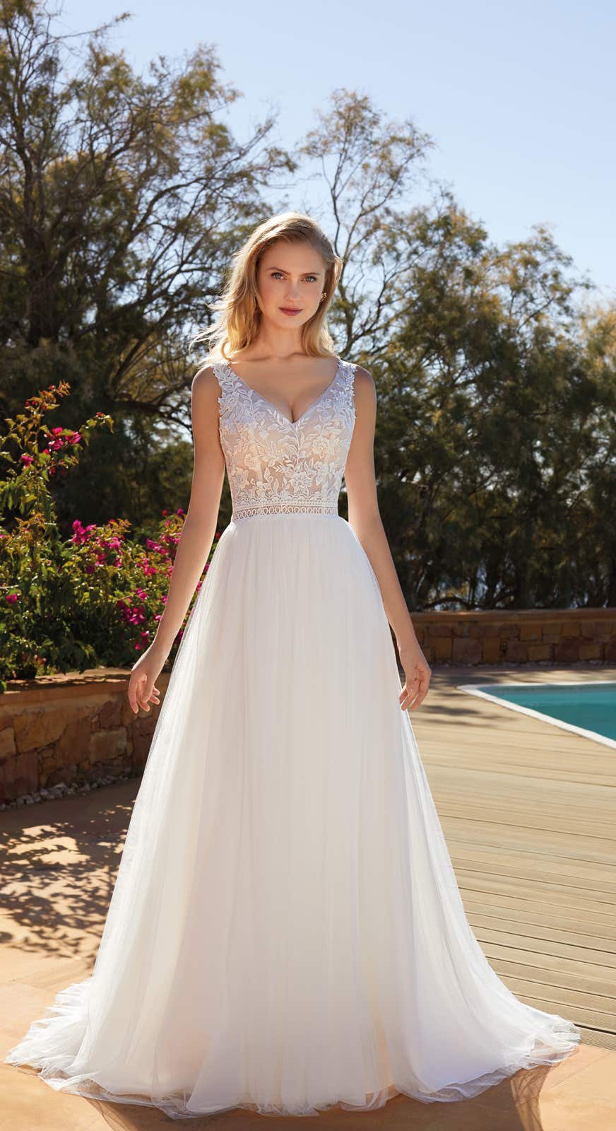 51704 Ein ärmelloses Kleid mit V-Ausschnitt