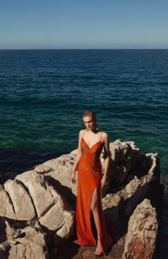 Langes Abendkleid FM51869 in Orange mit Glitzersteinchen und Schlitz – erhältlich bei FM Braut- und Abendmode in Sandkrug bei Oldenburg.