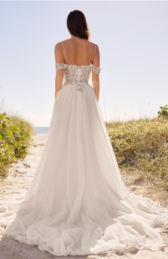 Boho-Brautkleid FM51718 mit zarter Spitze, Offshoulder-Trägern und fließendem Tüllrock – perfekt für moderne Bräute bei FM Braut- und Abendmode in Sandkrug bei Oldenburg.