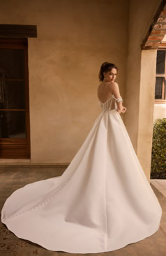 A-Linien Brautkleid mit feiner Spitze, V-Ausschnitt, zarten Cap-Sleeves und transparentem Taillenbereich – FM Braut- und Abendmode Sandkrug bei Oldenburg.