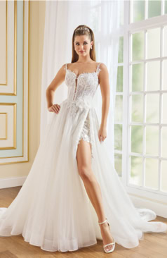 A-Linie Brautkleid mit floraler Spitze, tiefem Dekolleté und hochgeschlitztem Überrock – FM Braut- und Abendmode Sandkrug bei Oldenburg.