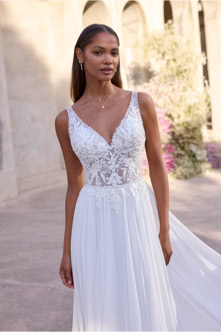 Brautkleid FM52243 in Ivory mit romantischem Spitzentop und fließendem Chiffonrock in A-Linie – zartes und elegantes Hochzeitskleid bei FM Braut- und Abendmode in Sandkrug bei Oldenburg.