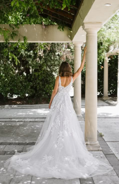 50830 A-Linien Brautkleid mit V-Ausschnitt und Illusionsspitze