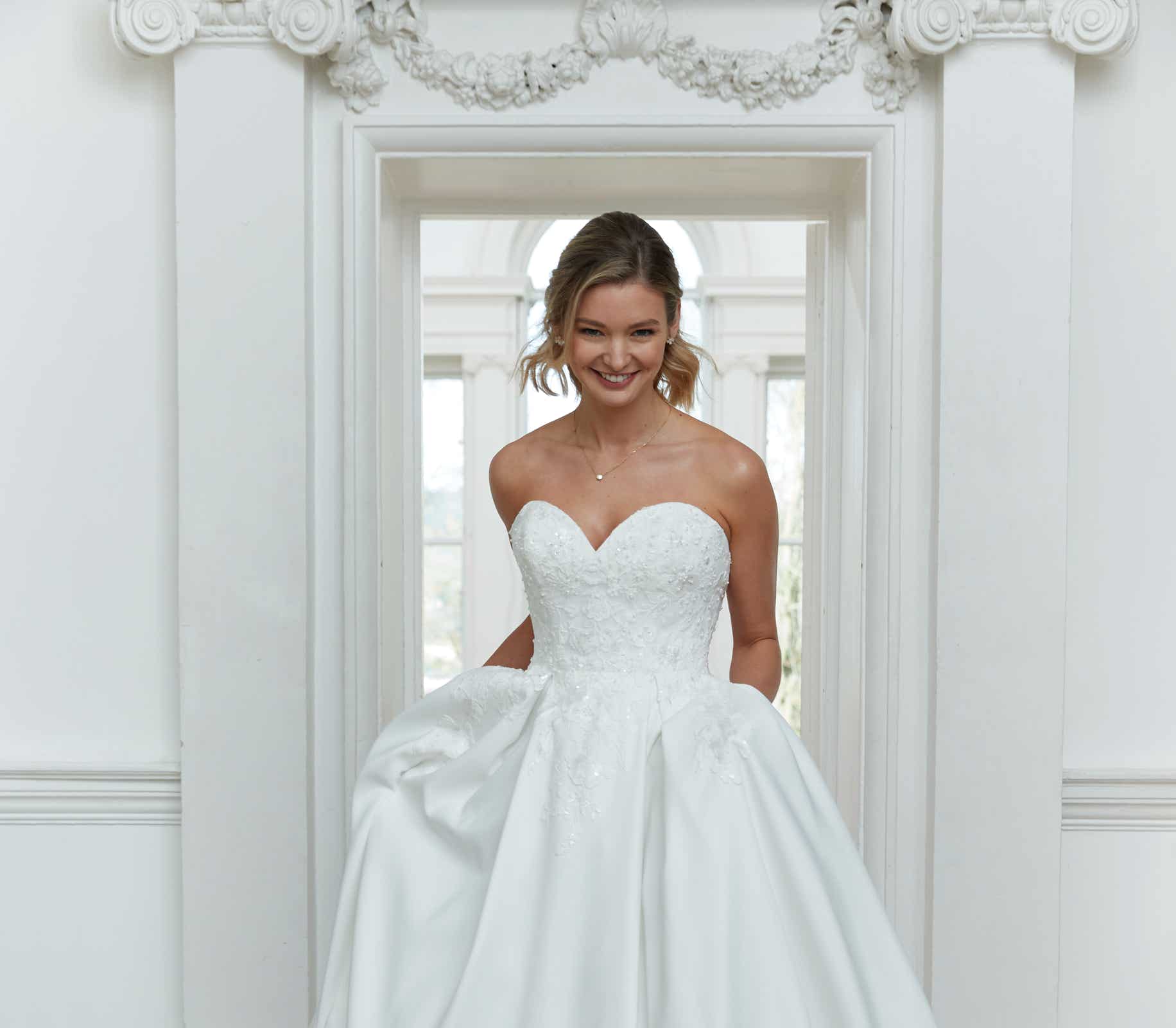 52047 Tauche ein in die Welt der Eleganz und Romantik mit unserem bezaubernden Hochzeitskleid