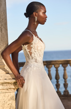 52242 Brautkleid mit Spitzen-Corsage und feiner Schleppe