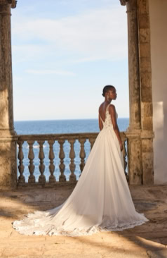 52242 Brautkleid mit Spitzen-Corsage und feiner Schleppe