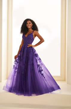 Langes Abendkleid FM52184 in Schwarz mit Glitzertüll und Spitze – erhältlich bei FM Braut- und Abendmode in Sandkrug bei Oldenburg.